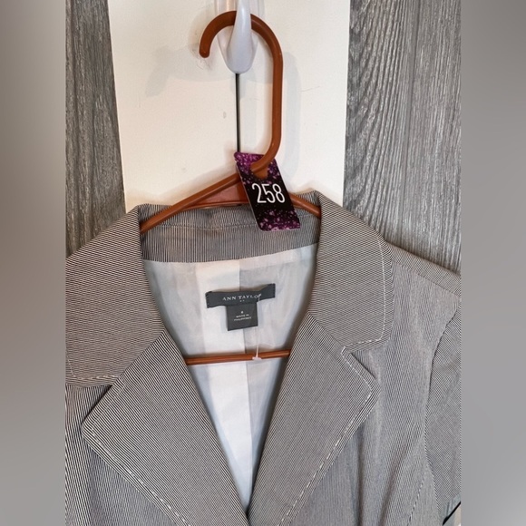 258. Ann Taylor Blazer M - Picture 3 of 5